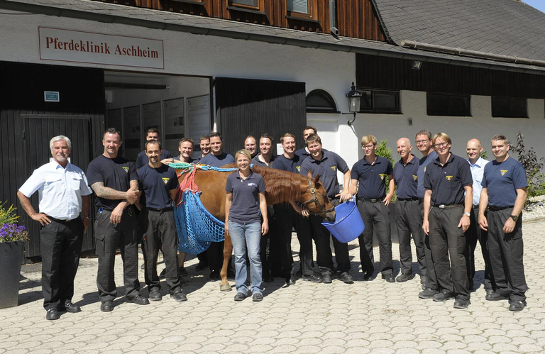 Gruppenfoto der Feuerwehr München bei der Pferdeklinik Aschheim — © Branddirektion München