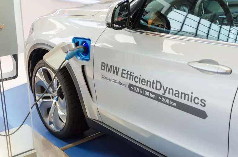 Ein Elektroauto von BMW wird auf einer Ausstellung aufgeladen. — © Bildquelle: servickuz – 216798667 / Shutterstock.com