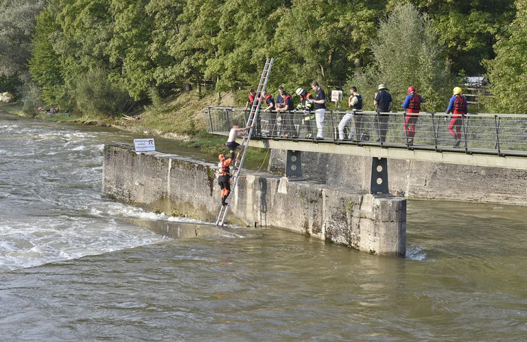 Feuerwehr rettet Mann aus der Isar — © Feuerwehr München