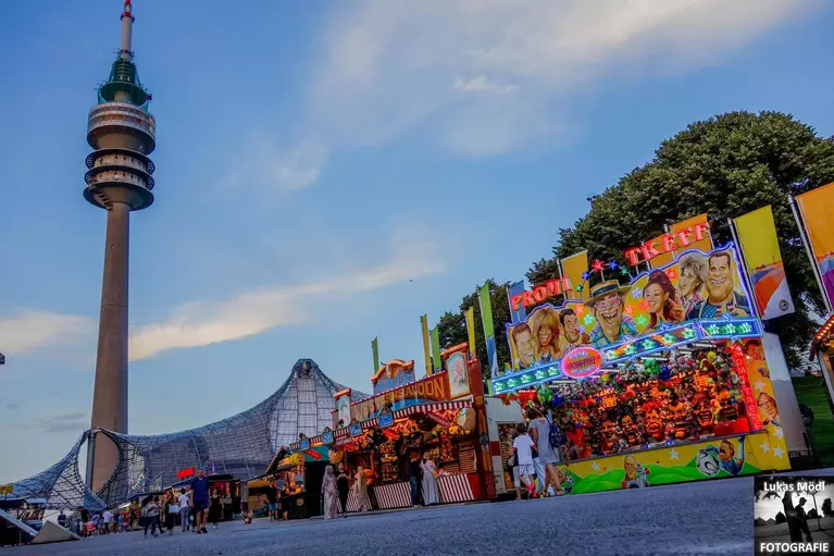  — © IMpark Sommerfestival in München <a href="https://www.facebook.com/MagicLightsLM/"  target="_blank"> Foto: MagicLights by Lukas Mödl </a>