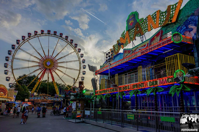 — © IMpark Sommerfestival in München <a href="https://www.facebook.com/MagicLightsLM/"  target="_blank"> Foto: MagicLights by Lukas Mödl </a>