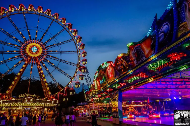 — © IMpark Sommerfestival in München <a href="https://www.facebook.com/MagicLightsLM/" target="_blank"> Foto: MagicLights by Lukas Mödl </a>
