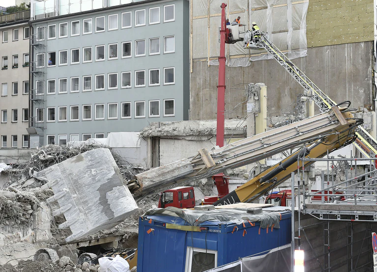 Umgestürzter Bagger — © Foto: Berufsfeuerwehr München