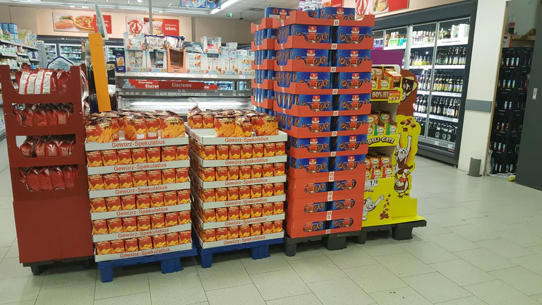 Weihnachtsgebäck im Supermarkt — © Symbolfoto