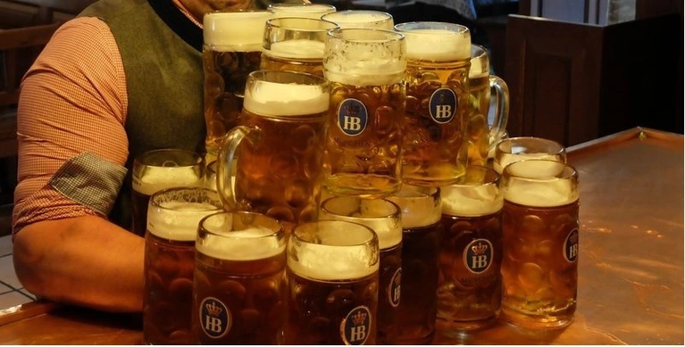 Ein Mann beim Maßkrug-Stemmen