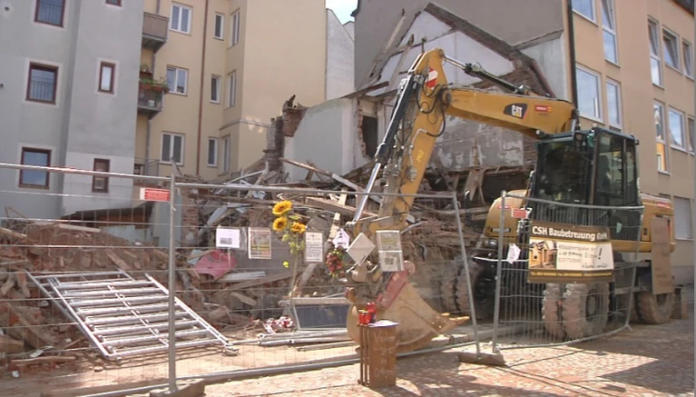  — © Von dem denkmalgeschützten Haus ist nur noch Schutt übrig