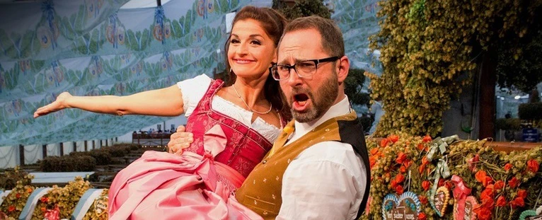 Die Wiesn-Moderatoren von münchen.tv Alex Onken und Marion Schieder 