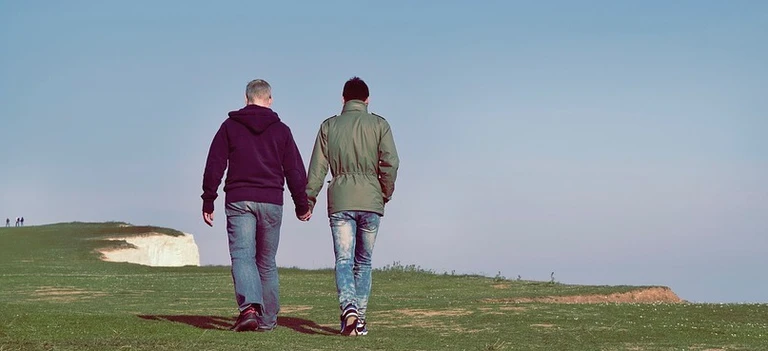 Zwei Männer halten Händchen — © Symbolfoto