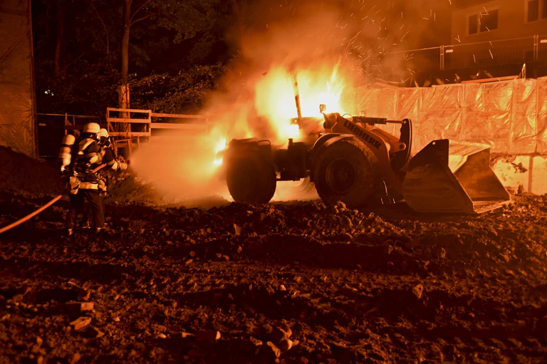 — © Die brennenden Baustellen-Fahrzeuge - Foto: Berufsfeuerwehr München
