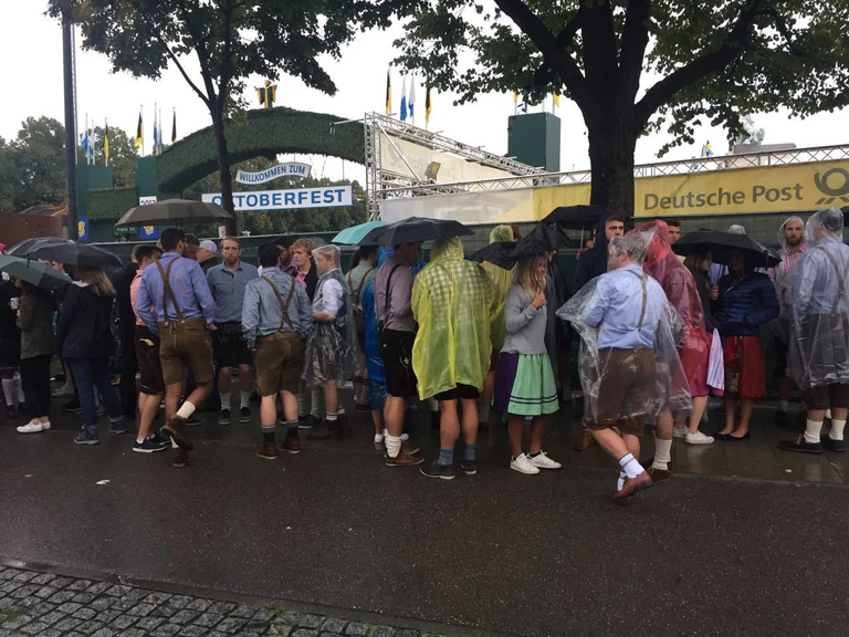 Schon früh am Morgen warten hunderte Besucher vor der Wiesn — © Diesmal warten die Oktoberfest-Gäste nicht vor den Zelten, sondern der Theresienwiese.