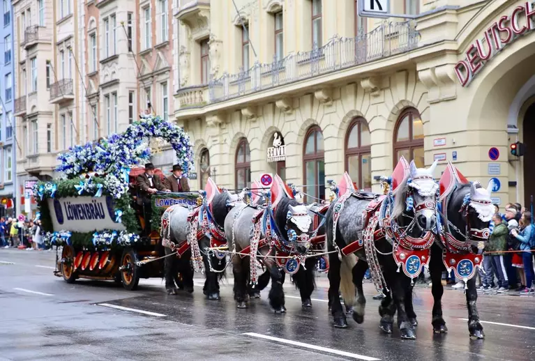 So schön startete trotz des Wetters der erste Oktoberfest-Tag — © Einzug der Wiesn-Wirte - Foto: <a href="https://www.facebook.com/alexandre.hubert.14"  target="_blank"> Alexandre Hubert </a>