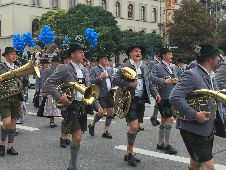 Oktoberfest 2017: Trachten und Schützenumzug