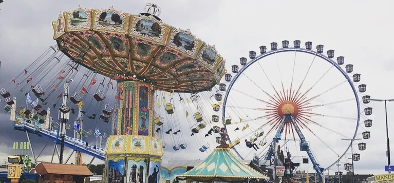 Familientag auf dem Oktoberfest - Riesenrad und Kettenkarusell