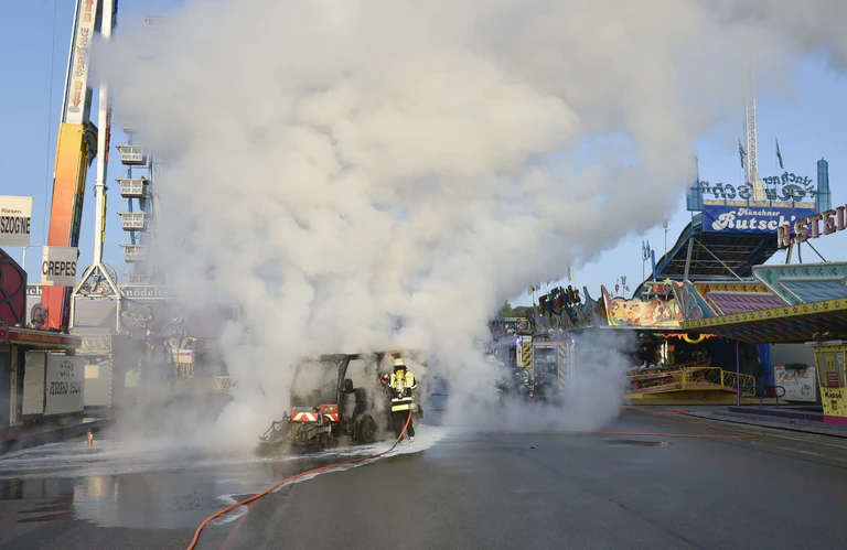 Oktoberfest 2017: Feuerwehreinsatz wegen brennender Kehrmaschine auf der Wiesn — © Foto: Berufsfeuerwehr München