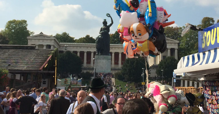 Die Wiesn in München (Oktoberfest) am Fuße der Bavaria an der Theresienwiese
