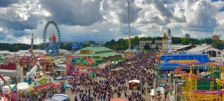 Familientag auf dem Oktoberfest - Die Wiesn von Oben