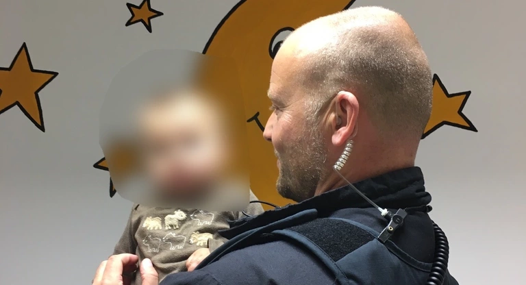 — © Ein Beamter mit dem Baby - Foto der Bundespolizei