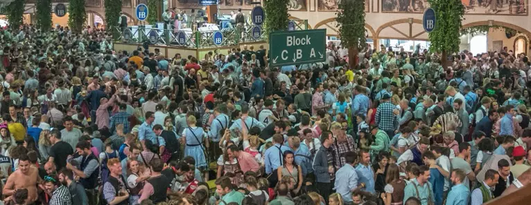 Stimmung im Hofbräu-Festzelt auf dem Oktoberfest