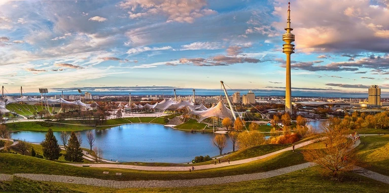 Der Münchner Olympiapark im Herbst