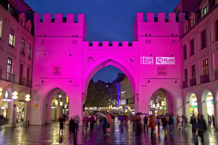 Karlstor in München erstrahlt in Pink — © © Plan International