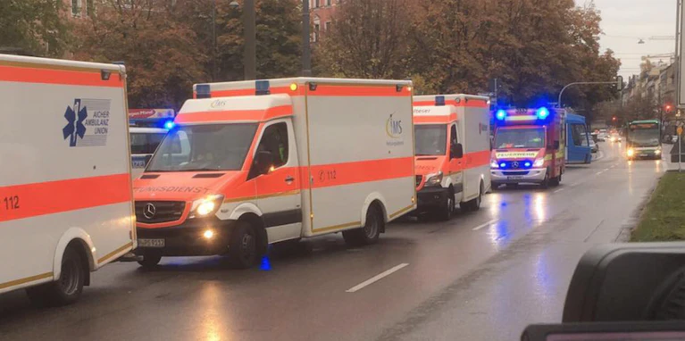 Rettungskräfte und Polizei nach Messerangriff am Rosenheimer Platz in München