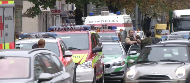 Rettungsfahrzeuge und Polizei im Einsatz - Messerattacke am Rosenheimer Platzt in München