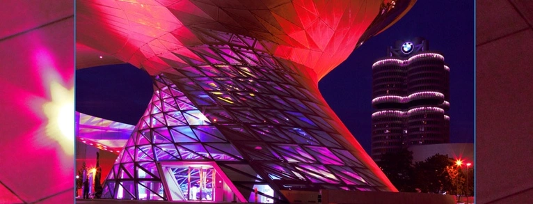 Die Münchner BMW-Welt in pink