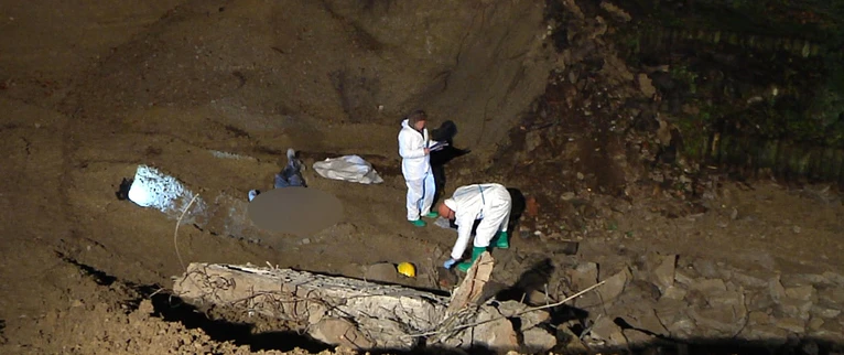 Bauarbeiter auf Baustelle von Mauer begraben - Spurensicherung vor Ort 