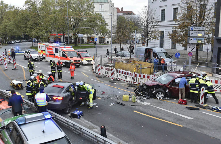 Schwerer Unfall am Oskar von Miller Ring — © Foto der Berufsfeuerwehr München 