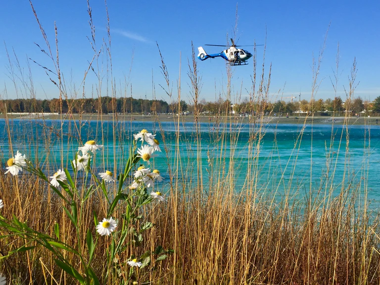 Hubschrauber über einem See