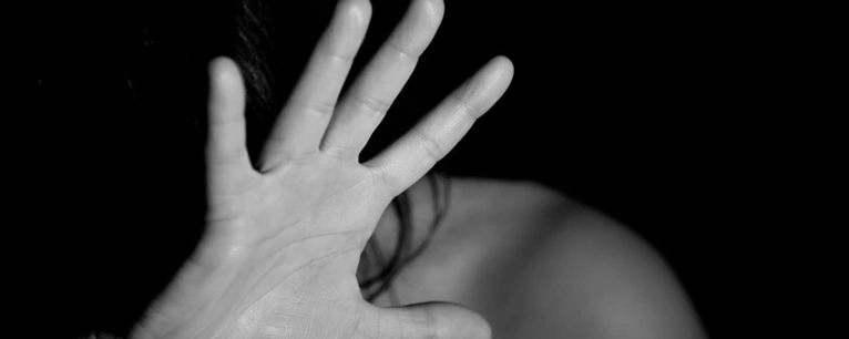 Gewalt, Frau die sich schützt — © Symbolfoto