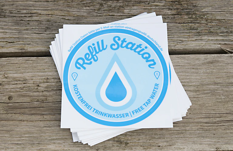 Seht ihr diesen Sticker an der Scheibe eines Ladengeschäfts, so steht dort eine Refillstation. — © Seht ihr diesen Sticker an der Scheibe eines Ladengeschäfts, so steht dort eine Refillstation. Foto: Refill Deutschland