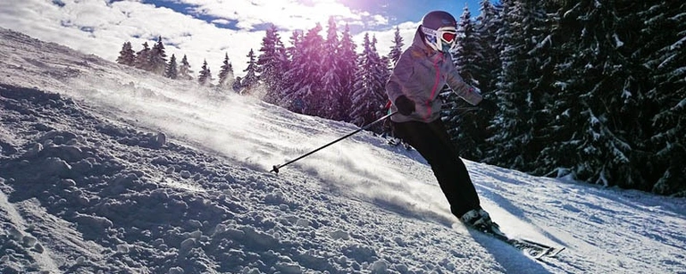 Skifahrer auf der Piste im Schnee
