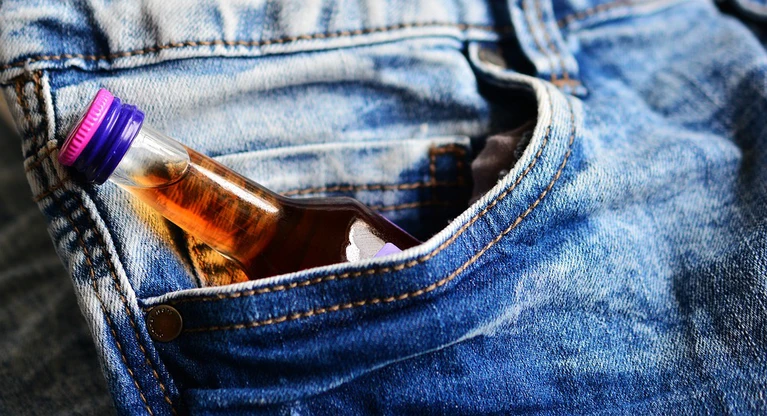 Alkohol in der Tasche eines Jugendlichen — © Symbolfoto