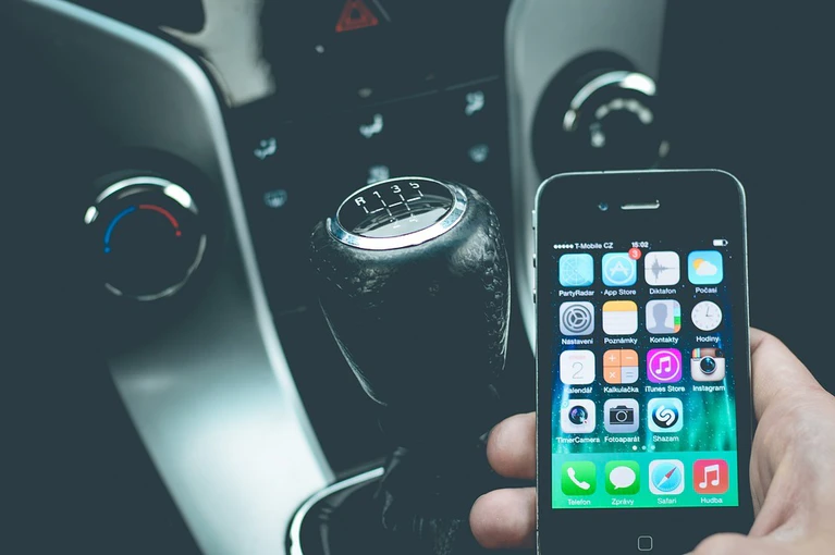 Autofahrer mit Handy am Steuer