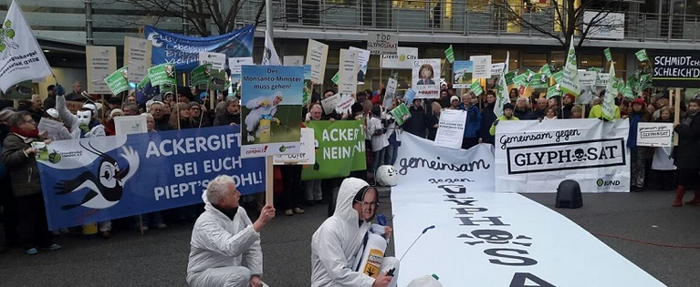 — © Protestaktion vor der Münchner CSU-Zentrale gegen Glyphosat
