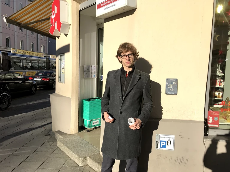 Der Cannabis-Patient Christoph N. mit einer Dose medizinischem Hanf — © Sein Joint wurde unrechtmäßig zerstört. Das Geld bekam er nun zurück.