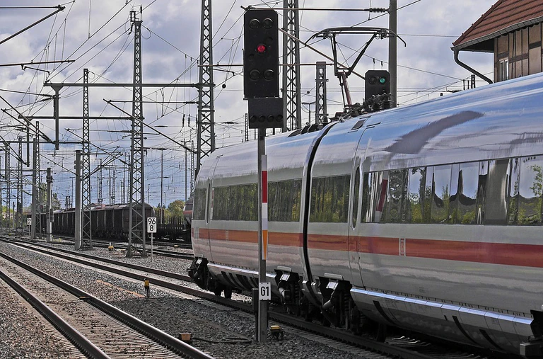 Ein ICE in einem Bahnhof — © Symbolfoto