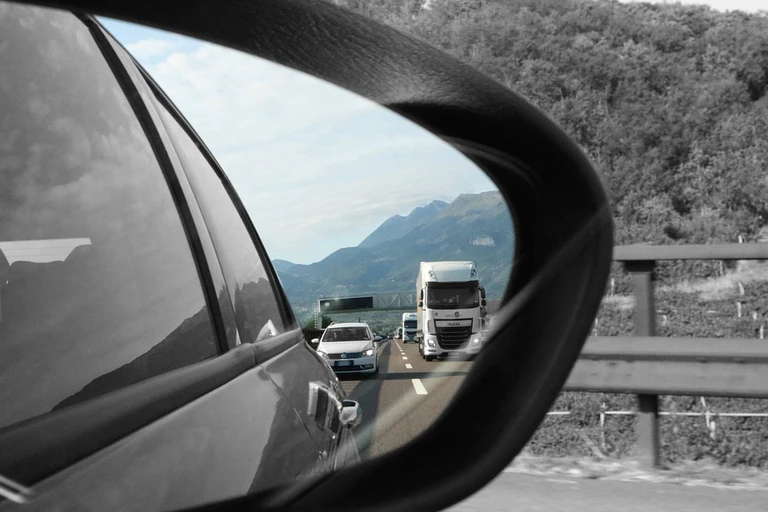 Abstand Auto im Rückspiegel — © Symbolfoto