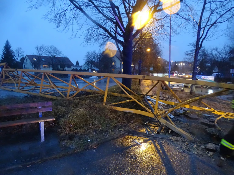 Der Kran brach aus der Verankerung und zerstörte den Gehweg — © Foto: Polizeiinspektion Germering
