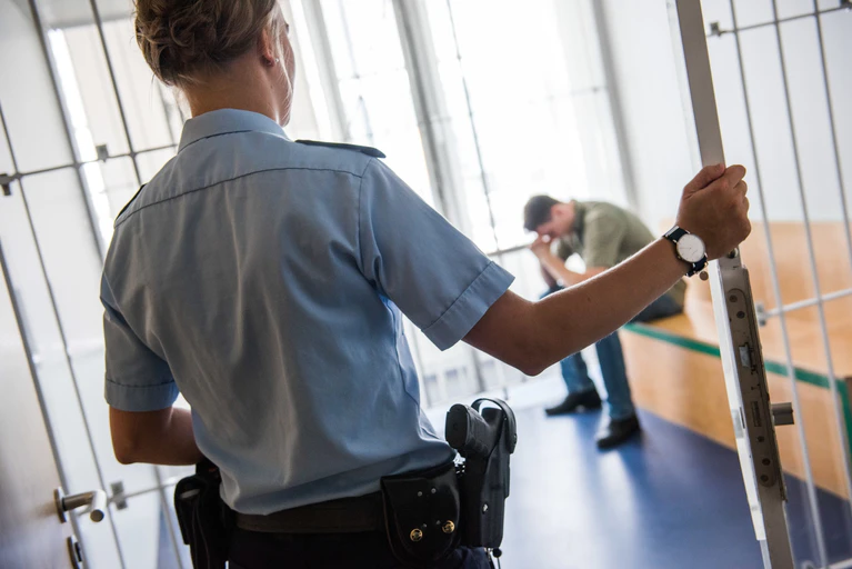 Mann in einer Zelle — © Symbolfoto der Bundespolizei