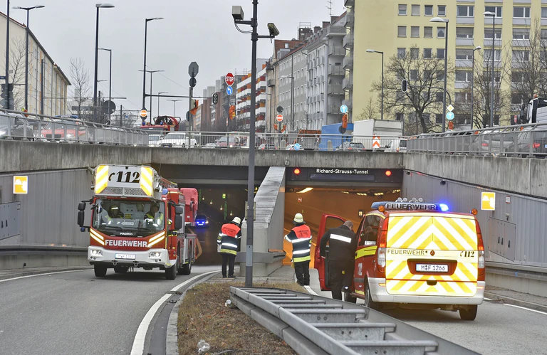 Einsatz im Richard-Strauss-Tunnel München wegen eines brennenden LKW — © Foto: Berufsfeuerwehr München