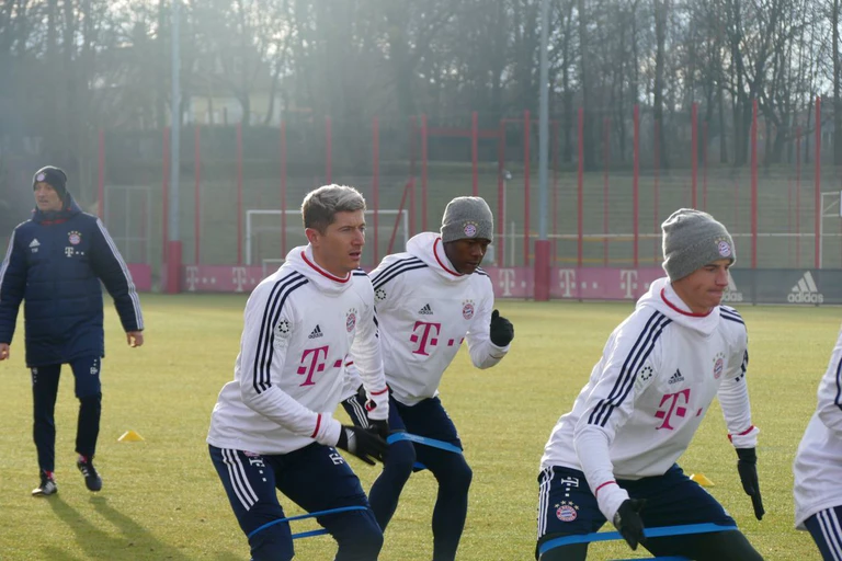  — © Robert Lewandowski und David Alaba absolvieren Fitnessübungen.