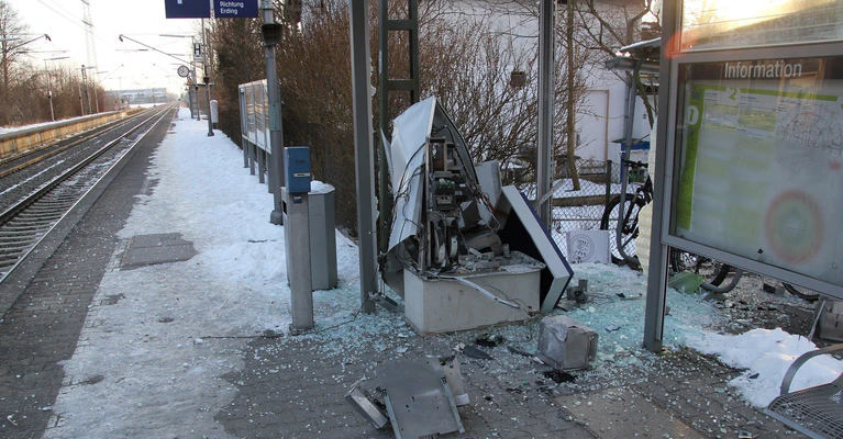 der gesprengte Fahrkartenautomat in Grub