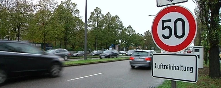 Schild: Luftreinhaltung in München