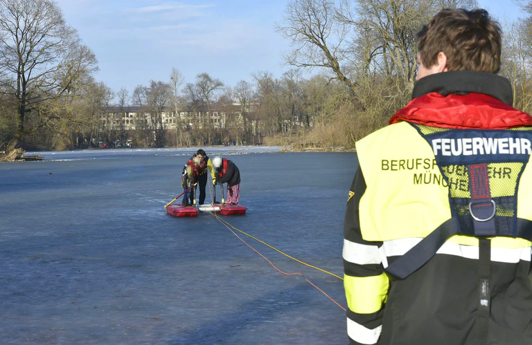 Feuerwehr_Rettung_Kleinhesseloher See — © Foto: Berufsfeuerwehr München