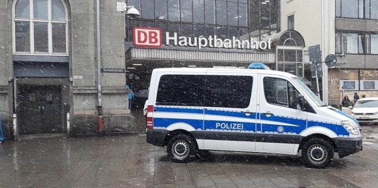 Ein Polizeiauto vor dem Münchner Hauptbahnhof — © Foto: Bundespolizei