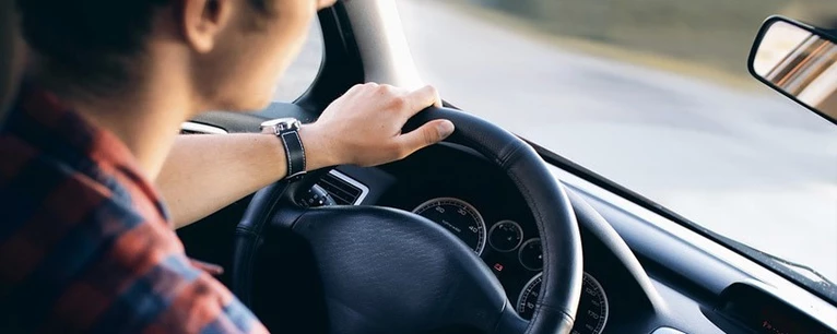Ein Jugendlicher fährt Auto — © Symbolfoto