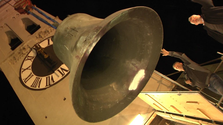 Die Glocke des Alten Peters in München bei ihrem Abtransport