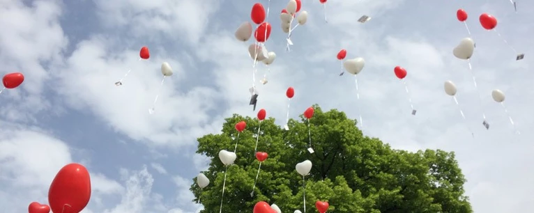 Luftballons bei einer freien Trauung in München